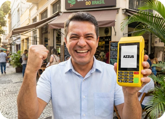 Empresário feliz com maquininha Azzus